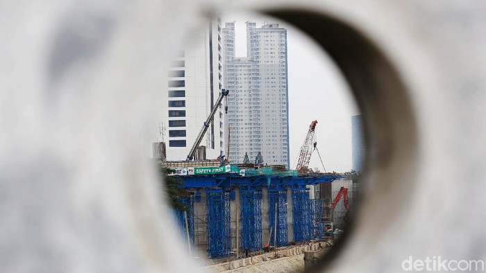 Proyek LRT Jabodebek Pekerja melakukan proses pembangunan LRT Jabodebek, Jumat (5/6/2020). Penyelesaian pembangunan kereta api ringan atau light rail transit (LRT) Jabodebek diperkirakan akan mundur ke Juni 2022.