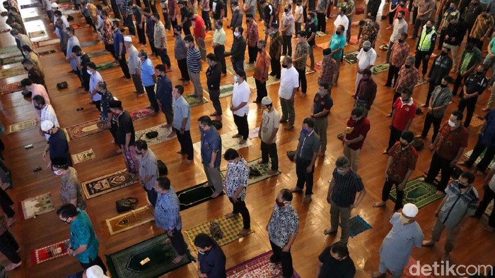Ratusan warga Kota Bandung menunaikan ibadah salat Jumat berjamaah di Masjid Al-Ukuwah, Kota Bandung, Jawa Barat. Begini suasananya.