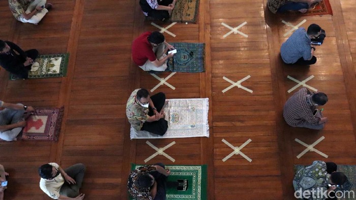 Ratusan warga Kota Bandung menunaikan ibadah salat Jumat berjamaah di Masjid Al-Ukuwah, Kota Bandung, Jawa Barat. Begini suasananya.