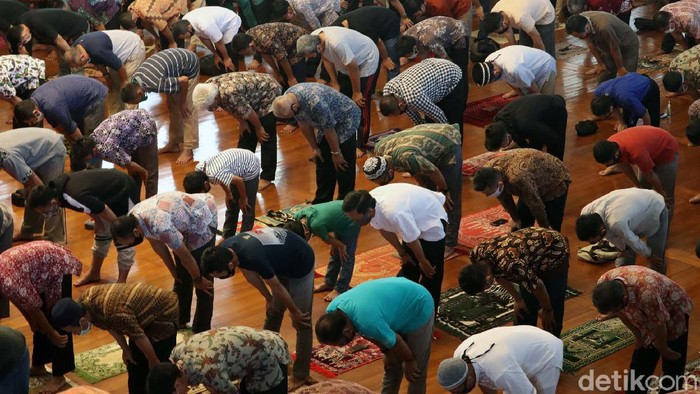 Ratusan warga Kota Bandung menunaikan ibadah salat Jumat berjamaah di Masjid Al-Ukuwah, Kota Bandung, Jawa Barat. Begini suasananya.