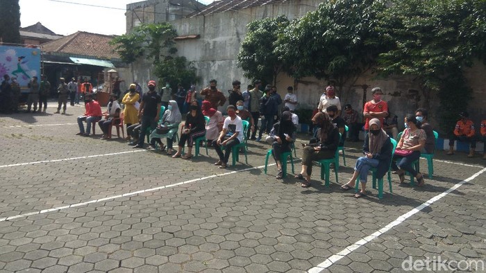 Ratusan warga satu RT di Cimahi jalani swab test