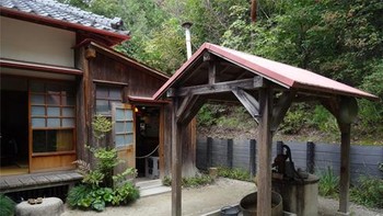 Pengunjung ke rumah Satsuki dan Mei dipersilakan untuk menjelajahi ruang, bebas dengan melihat ke dalam lemari, laci, dan peti.  