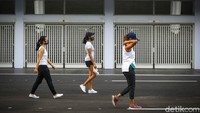 Sementara itu, untuk memasuki area ring road SUGBK, cuma dibuka Pintu A (Plaza Barat), Pintu D (Plaza Tenggara), dan Pintu H (jalur pintu kuning).