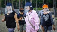 Pengunjung wajib memakai masker wajah, ada pengecekan suhu badan, pengunjung diwajibkan mencuci tangan, dan menjaga jarak hingga 2 meter.