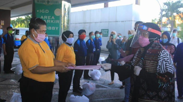 risma memberikan apresiasi ke cleaning service