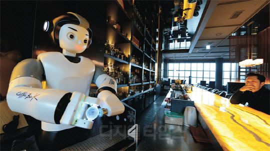 Robot bartender di bar Korea Selatan