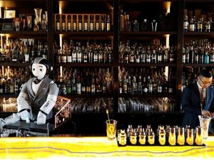 Terapkan Social Distancing Bartender di Bar Ini Digantikan Robot