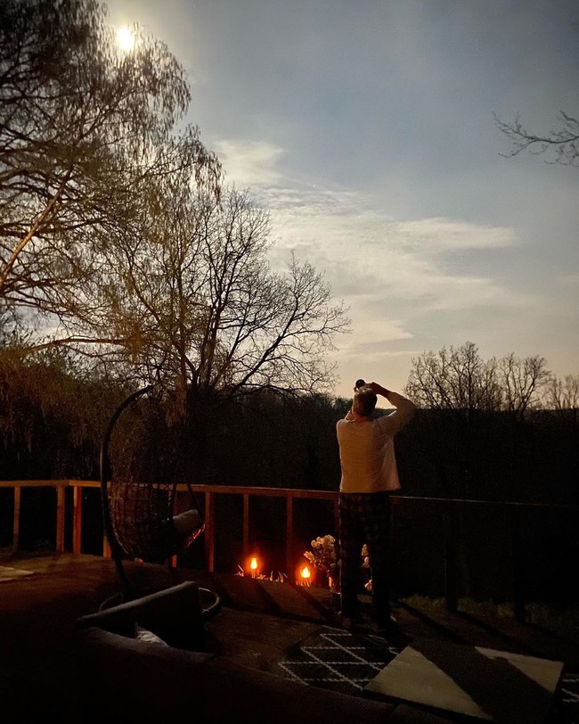 Pemandangan di kala senja juga tak kalah magis. Apalagi bila ditemani orang tercinta. (Foto: Instagram/@anggun_cipta)