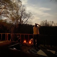 Pemandangan di kala senja juga tak kalah magis. Apalagi bila ditemani orang tercinta. (Foto: Instagram/@anggun_cipta)