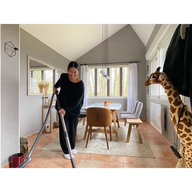 Kesan modern juga hadir lewat pemilihan cat berwarna abu-abu. (Foto: Instagram/@anggun_cipta)