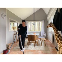 Kesan modern juga hadir lewat pemilihan cat berwarna abu-abu. (Foto: Instagram/@anggun_cipta)