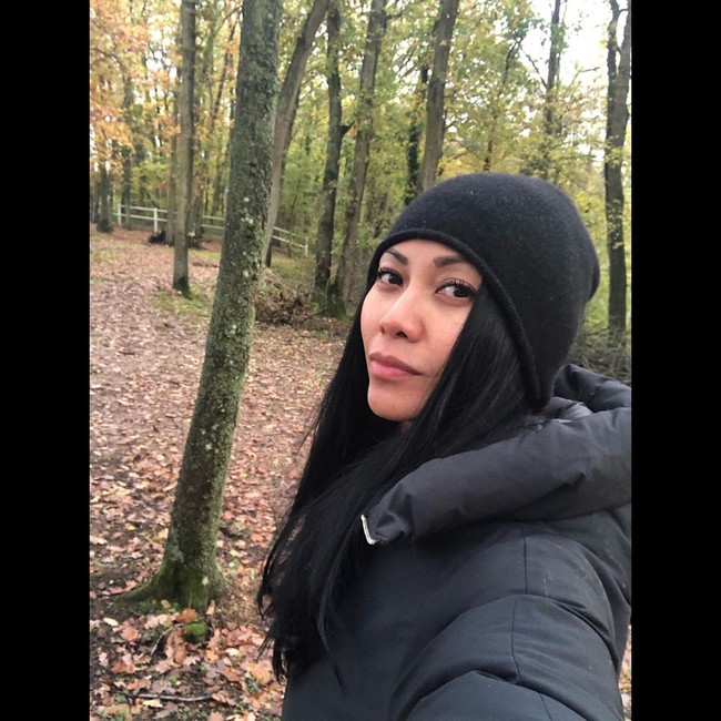 Bagian yang paling menarik dari rumah ini adalah halamannya. Anggun punya halaman berupa hutan oak pribadi. In our private Oak forest of a backyard 🌳 #Blessed #CountryHouse #LaNormandie, tulis Anggun sebagai keterangan foto ini. (Foto: Instagram/@anggun_cipta)