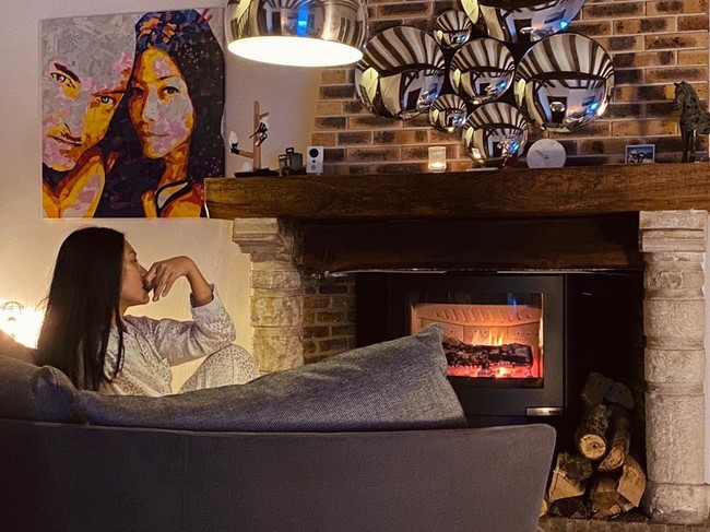 Nuansa tradisionalnya yang masih kental itu lantas dipadukan dengan interior bergaya modern sehingga menghadirkan atmosfer yang kontemporer. (Foto: Instagram/@anggun_cipta)