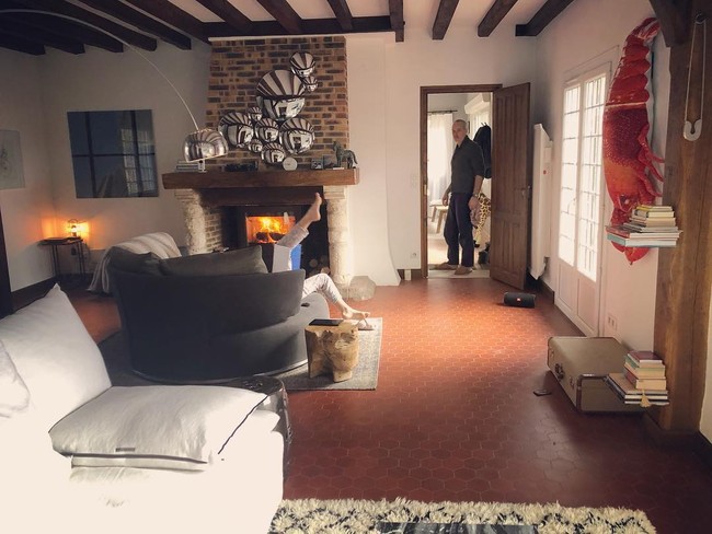 Tampak desain asli rumah yang bergaya Tudor itu tetap dipertahankan. Anggun kerap menyebut rumah tersebut sebagai country house atau rumah pedesaan. (Foto: Instagram/@anggun_cipta)