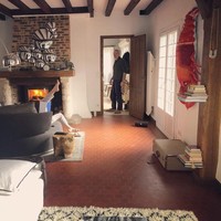 Tampak desain asli rumah yang bergaya Tudor itu tetap dipertahankan. Anggun kerap menyebut rumah tersebut sebagai country house atau rumah pedesaan. (Foto: Instagram/@anggun_cipta)