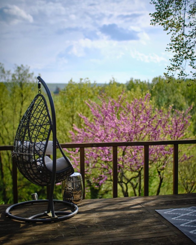 Bagian lain di rumah yang menjadi tempat favorit Anggun: teras yang menyajikan panorama hutan dan selat Inggris yang memukau. (Foto: Instagram/@anggun_cipta)