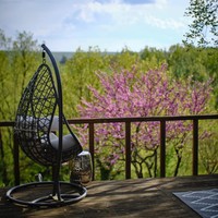 Bagian lain di rumah yang menjadi tempat favorit Anggun: teras yang menyajikan panorama hutan dan selat Inggris yang memukau. (Foto: Instagram/@anggun_cipta)