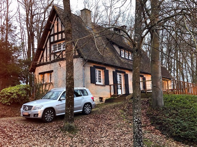 Potret rumah tersebut kerap menghiasi Instagram penyanyi Indonesia yang telah lama menetap di Prancis itu. Dari unggahan tersebut, diketahui rumah tersebut berlokasi di Normandie, sebuah wilayah di utara Prancis yang langsung berbatasan dengan Selat Inggris. (Foto: Instagram/@anggun_cipta)