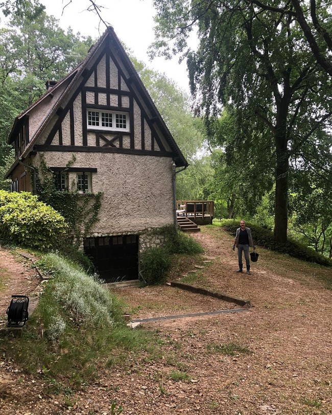 Wabah COVID-19 juga memaksa penyanyi Anggun C. Sasmi dan keluarga diam di rumah saja. Sebuah rumah bergaya pedesaan di tengah hutan pribadi menjadi tempat perlindungan Anggun bersama suami dan putrinya. (Foto: Instagram/@anggun_cipta)