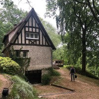 Wabah COVID-19 juga memaksa penyanyi Anggun C. Sasmi dan keluarga diam di rumah saja. Sebuah rumah bergaya pedesaan di tengah hutan pribadi menjadi tempat perlindungan Anggun bersama suami dan putrinya. (Foto: Instagram/@anggun_cipta)