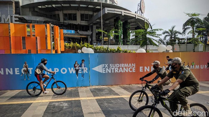 Pemerintah DKI Jakarta menyatakan pusat perbelanjaan boleh beroperasi normal pada 15 Juni mendatang. Mal beroperasi dengan menjalani protokol kesehatan.