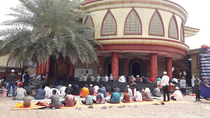Salat Jumat berjemaah di Masjid Baiturrahman Depok