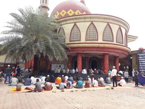 Sejumlah Anak-anak Ikut Salat Jumat di Masjid Baiturrahman Depok