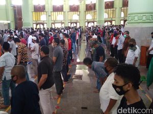 Salat Jumat, Jemaah Masjid Agung Sumber Cirebon Bermasker