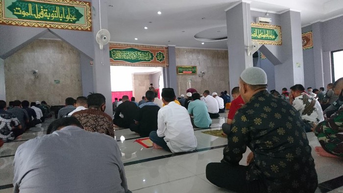 Salat Jumat di Masjid Pemkot Cilegon