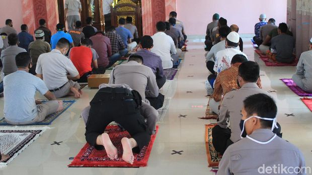 Salat Jumat di Masjid Polresta Bandung