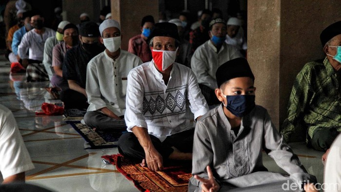 Ratusan umat muslim melakukan salat Jumat di Masjid Jami Al-Hidayah, Tanjung Priok, Jakarta Utara, Jumat (5/6). Salat Jumat ini digelar dengan protokol kesehatan.