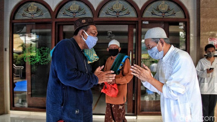 Ratusan umat muslim melakukan salat Jumat di Masjid Jami Al-Hidayah, Tanjung Priok, Jakarta Utara, Jumat (5/6). Salat Jumat ini digelar dengan protokol kesehatan.