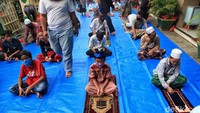 Jemaah diwajibkan memakai masker, mencuci tangan, melakuan  physical distancing dan membawa sajadah sendiri.