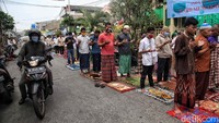 Warga yang tidak dapat tempat di masjid, melakukan salat di pinggir jalan.