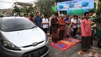 Ke depannya pihak pengurus masjid berencana akan menutup jalan sementara saat salat Jumat guna antisipasi membludaknya jamaah.