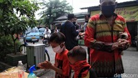 DKM juga menyiapkan hand sanitaser.