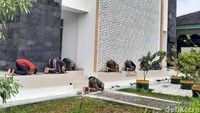 Pembatasan jarak di Masjid Agung Sleman membuat jemaah mencari lokasi lain di luar masjid.