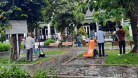 Ada juga yang salah di bawah pohon.