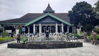 Begini suasana salat Jumat di Masjid Agung Sleman.