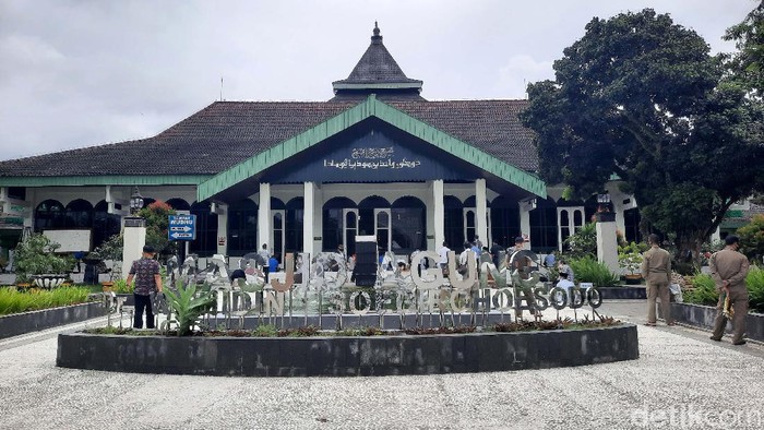 Salat Jumat, Masjid Agung Sleman Terapkan Protokol Kesehatan Masjid Agung Sleman yang terletak di Kompleks Pemkab Sleman menggelar salat Jumat. Salat dilakukan dengan protokol kesehatan COVID-19.