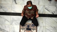 Masyarakat yang hendak salat di masjid tersebut harus mematuhi aturan yang sudah diterapkan. Ini untuk menghindari penyebaran virus Corona.