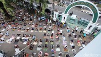 Jamaah meluber hingga halaman masjid.