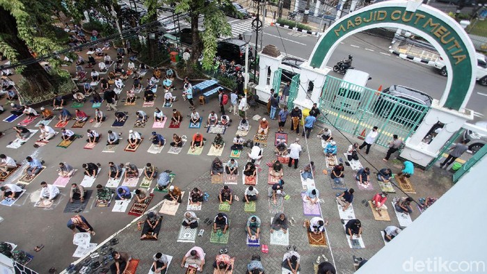 Masjid Cut Meutia, Jakarta Pusat kembali menggelar shalat jumat setelah beberapa bulan tidak dapat menggelar ibadah salat berjamaah. Shalat jumat ini merupakan shalat jumat pertama masa PSBB transisi.