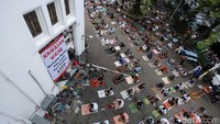 Jamaah di halaman masjid tetap menerapkan protokol kesehatan seperti memakai masker dan jaga jarak.