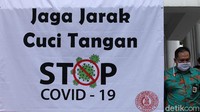 Pengurus masjid mengimbau jamaah untuk memakai masker, jaga jarak, dan cuci tangan untuk memutus penyebaran virus Corona.