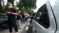 Para jamaah juga tertib mengantre untuk memasuki masjid. Mereka antre dengan jaga jarak.