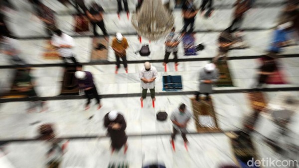Salat Jumat Pertama Masa PSBB Transisi di Jakarta