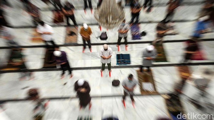 Masjid Cut Meutia, Jakarta Pusat kembali menggelar shalat jumat setelah beberapa bulan tidak dapat menggelar ibadah salat berjamaah. Shalat jumat ini merupakan shalat jumat pertama masa PSBB transisi.