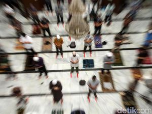Salat Jumat Pertama Masa PSBB Transisi di Jakarta