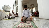 Salat jumat di masa PSBB transisi ini berlangsung khusyuk.